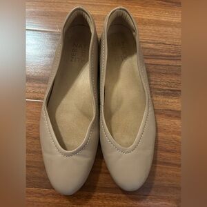 Naturalizer Women's nude ballet flats 7.5M